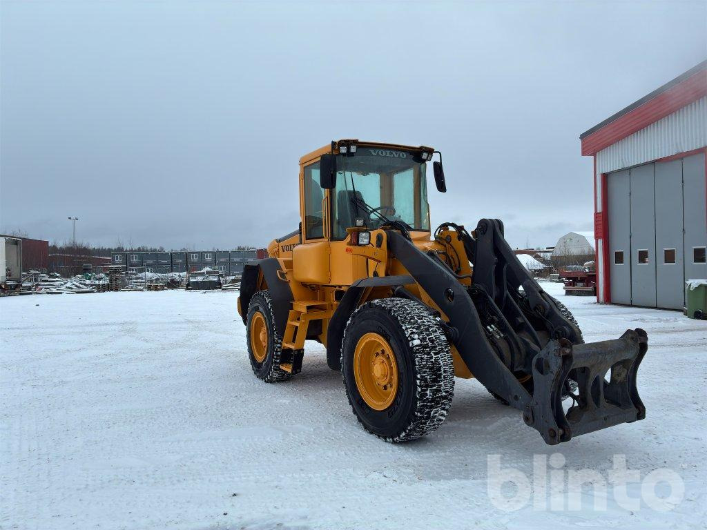 Volvo L60E - Gumikerekes homlokrakodó: 3 kép. Volvo L60E - Gumikerekes homlokrakodó: 3 kép.