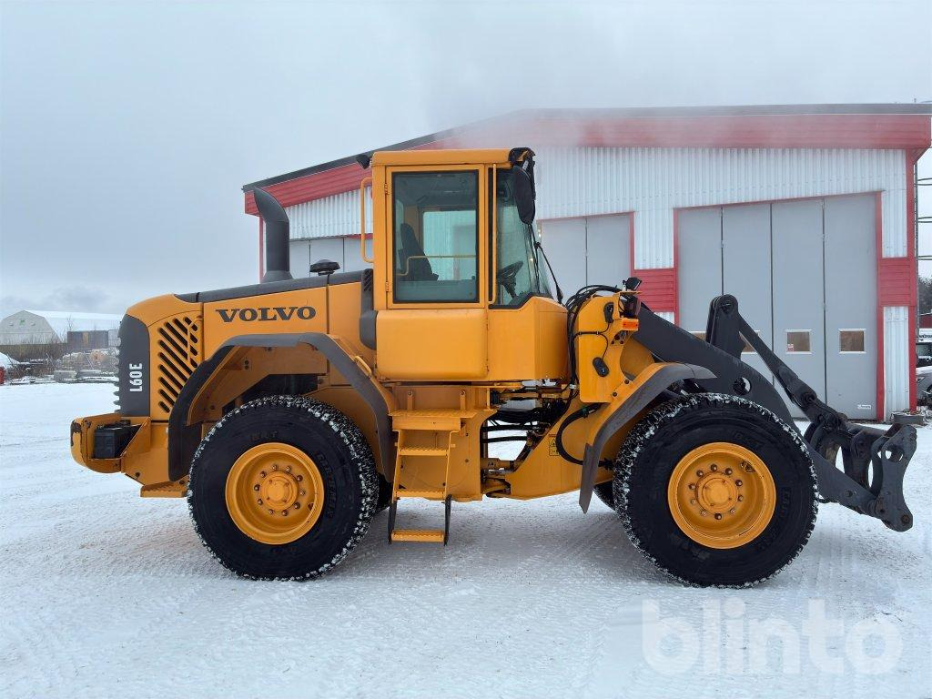 Volvo L60E - Gumikerekes homlokrakodó: 4 kép. Volvo L60E - Gumikerekes homlokrakodó: 4 kép.