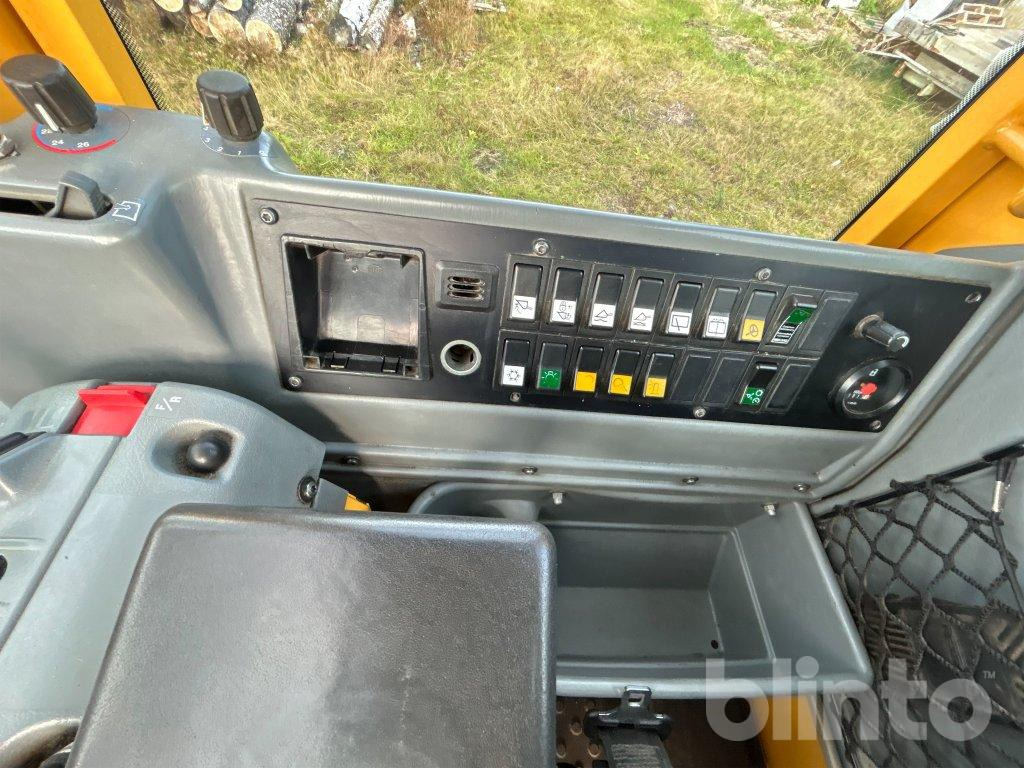 Gumikerekes homlokrakodó Volvo L60E: 35 kép. Gumikerekes homlokrakodó Volvo L60E: 35 kép.