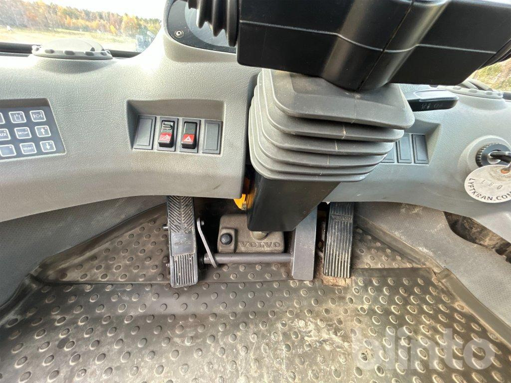 Gumikerekes homlokrakodó Volvo L60E: 33 kép. Gumikerekes homlokrakodó Volvo L60E: 33 kép.