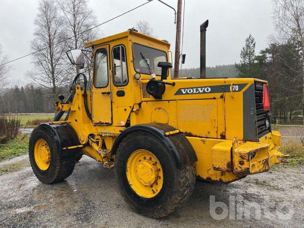 Volvo L70 - Gumikerekes homlokrakodó: 2 kép. Volvo L70 - Gumikerekes homlokrakodó: 2 kép.
