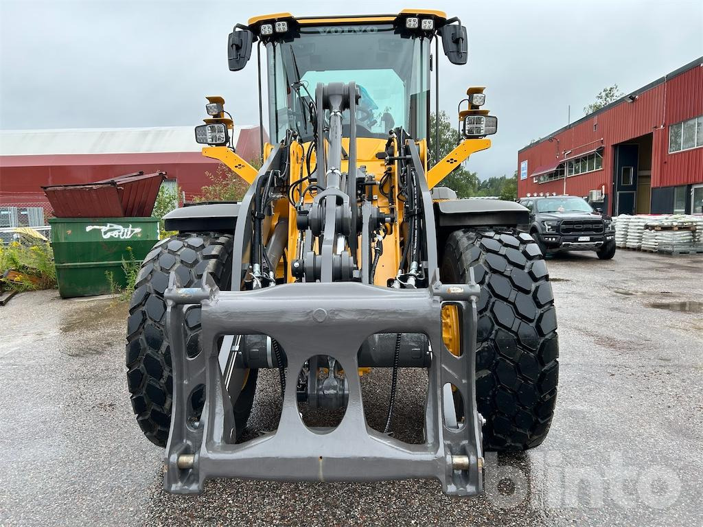 Volvo L70H Ny! - Gumikerekes homlokrakodó: 2 kép. Volvo L70H Ny! - Gumikerekes homlokrakodó: 2 kép.