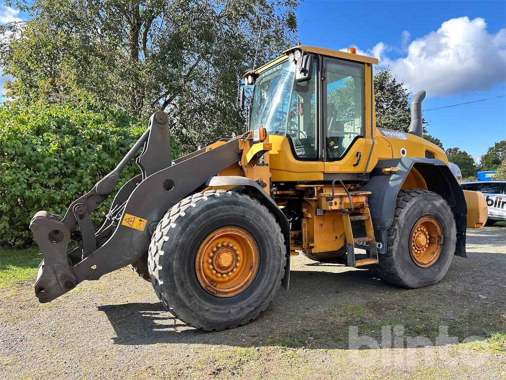 Volvo L90G - Gumikerekes homlokrakodó: 2 kép. Volvo L90G - Gumikerekes homlokrakodó: 2 kép.