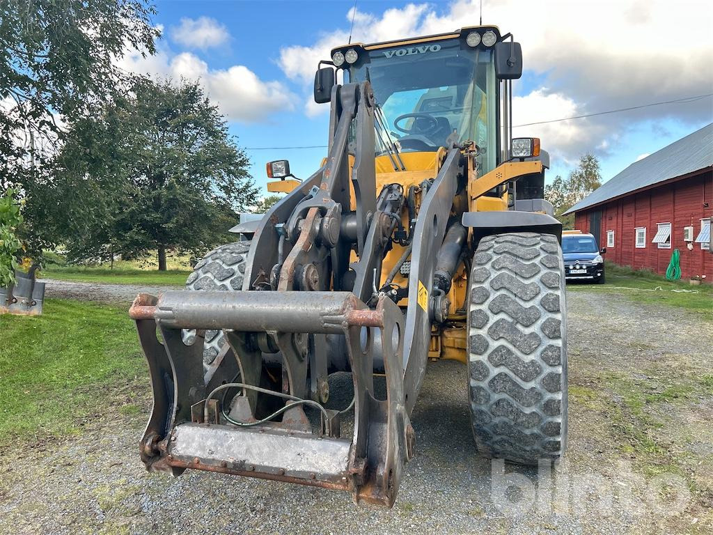 Volvo L90G - Gumikerekes homlokrakodó: 4 kép. Volvo L90G - Gumikerekes homlokrakodó: 4 kép.