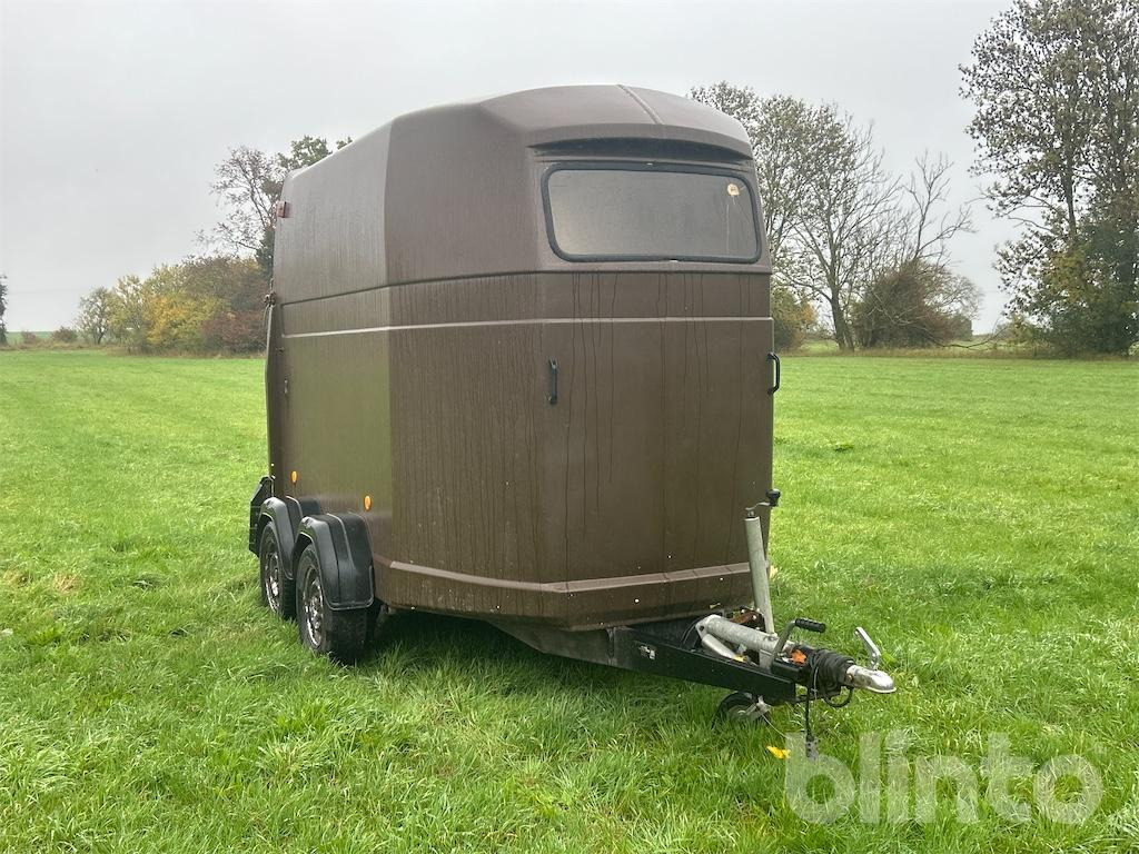 Westfalia 120 882 (1989) - Lószállító utánfutó: 2 kép. Westfalia 120 882 (1989) - Lószállító utánfutó: 2 kép.