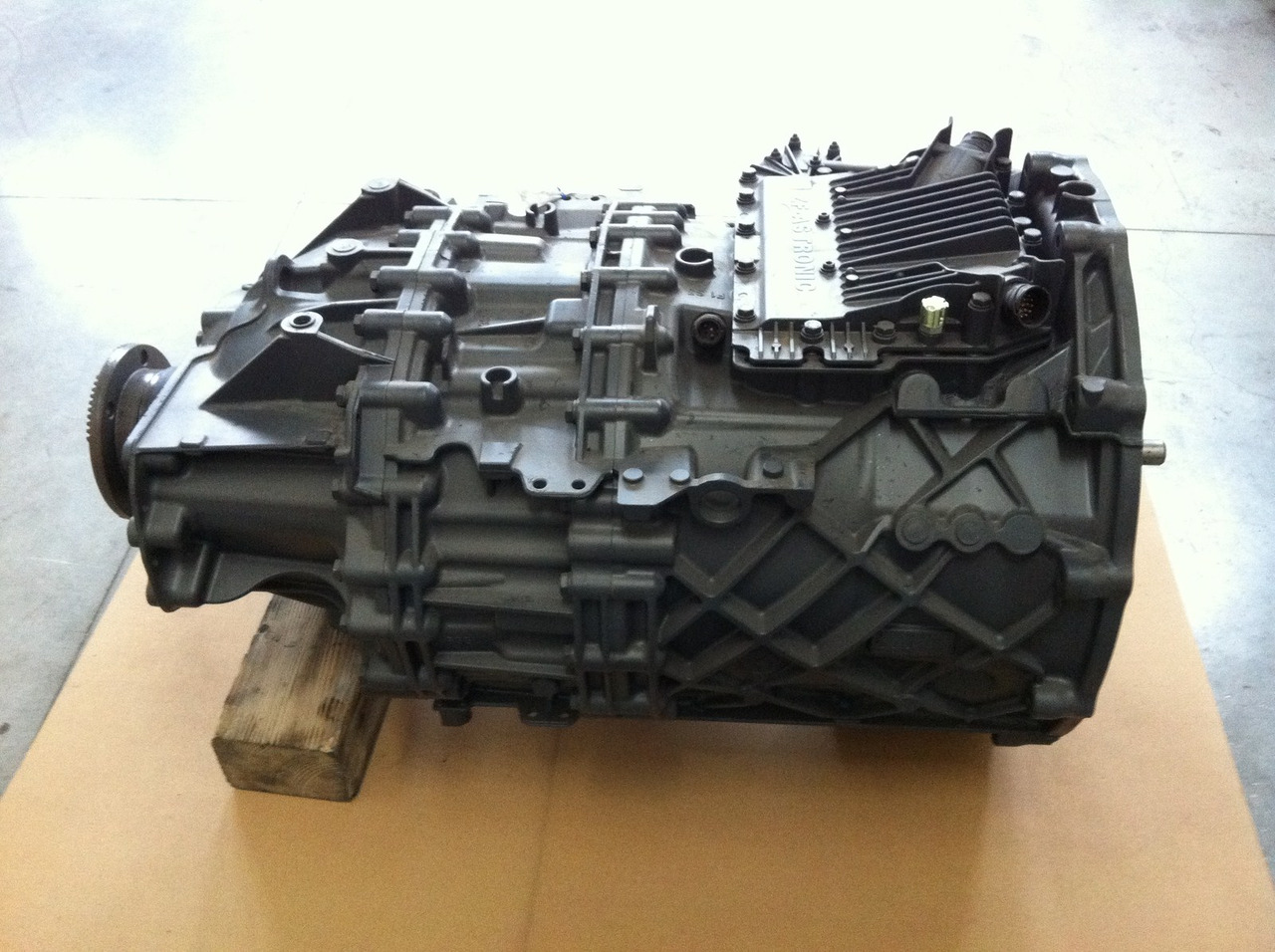 CAMBIO ZF ASTRONIC 12AS2330TD - Sebességváltó: 5 kép. CAMBIO ZF ASTRONIC 12AS2330TD - Sebességváltó: 5 kép.