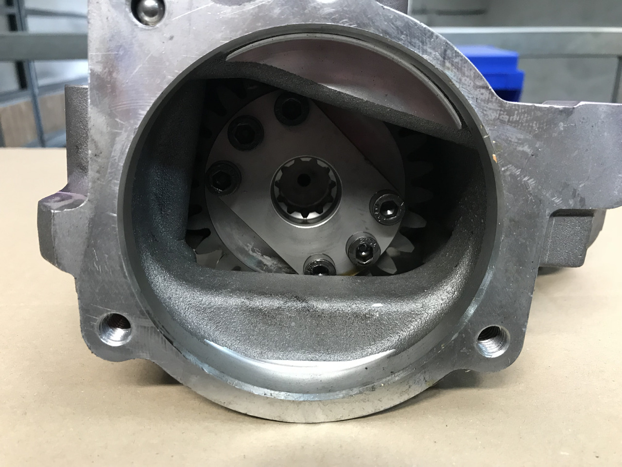 CARCASSA RIDUTTORE ASSEMBLAGGIO POMPA CARBURANTE ALTA PRESSIONE MAN 51385075020 - Üzemanyag szivattyú - Teherautó: 4 kép. CARCASSA RIDUTTORE ASSEMBLAGGIO POMPA CARBURANTE ALTA PRESSIONE MAN 51385075020 - Üzemanyag szivattyú - Teherautó: 4 kép.