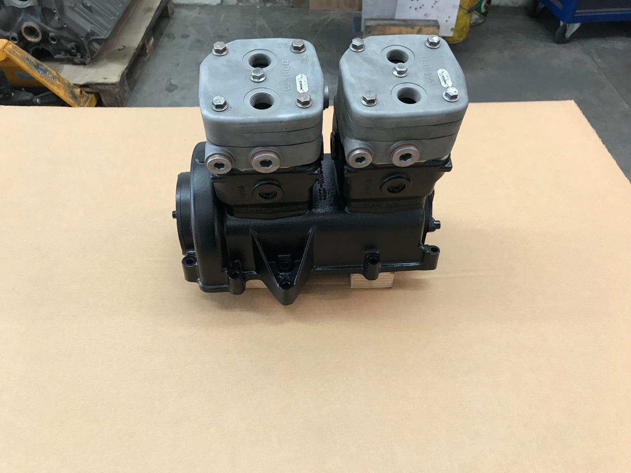 COMPRESSORE ARIA BICILINDRICO RAFFREDDATO AD ACQUA - MAN 51541007190 - Légkompresszor: 3 kép. COMPRESSORE ARIA BICILINDRICO RAFFREDDATO AD ACQUA - MAN 51541007190 - Légkompresszor: 3 kép.