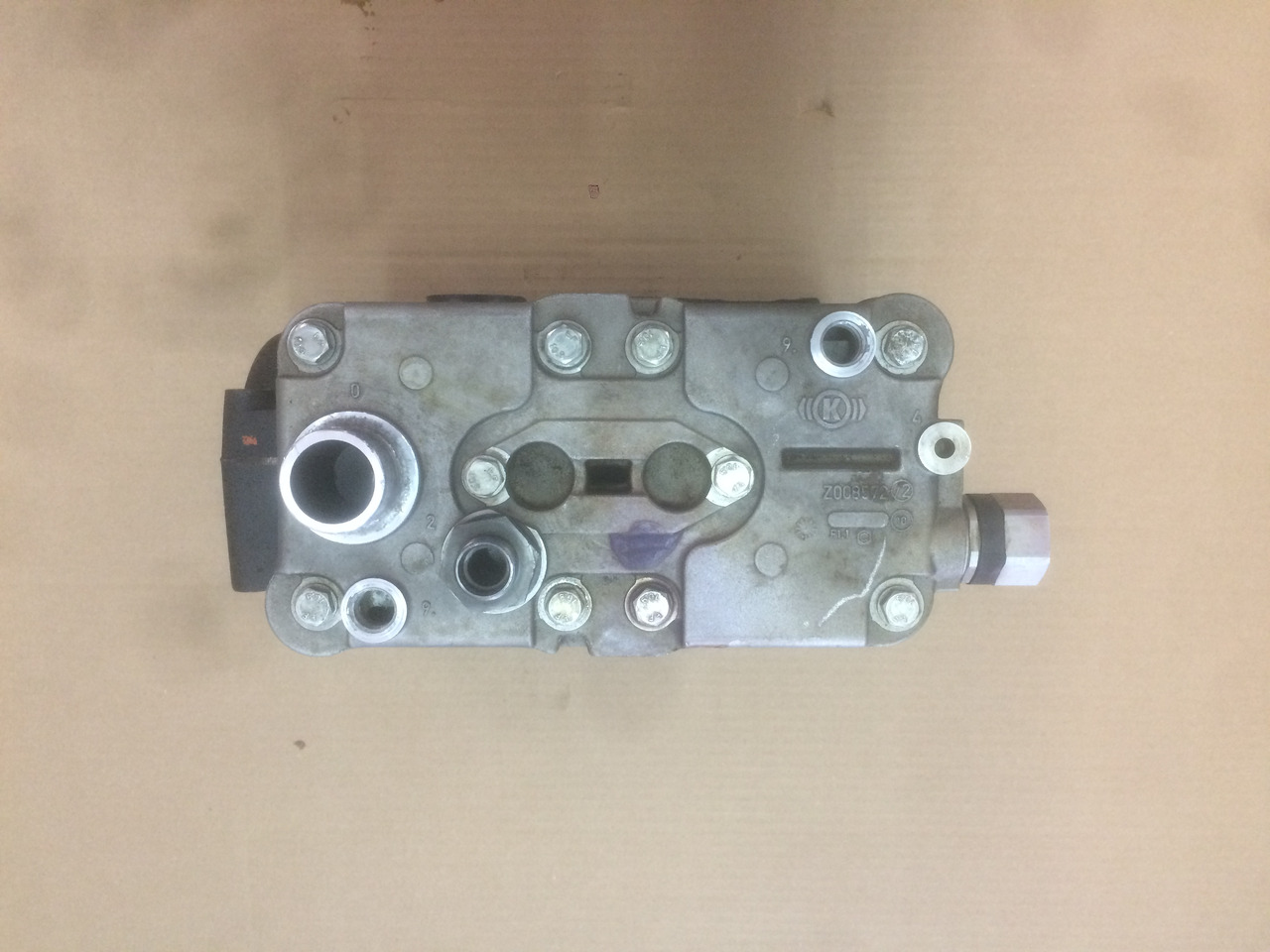 COMPRESSORE ARIA BICILINDRICO SENZA PRESA DI FORZA MAN / KNORR - Légkompresszor: 5 kép. COMPRESSORE ARIA BICILINDRICO SENZA PRESA DI FORZA MAN / KNORR - Légkompresszor: 5 kép.