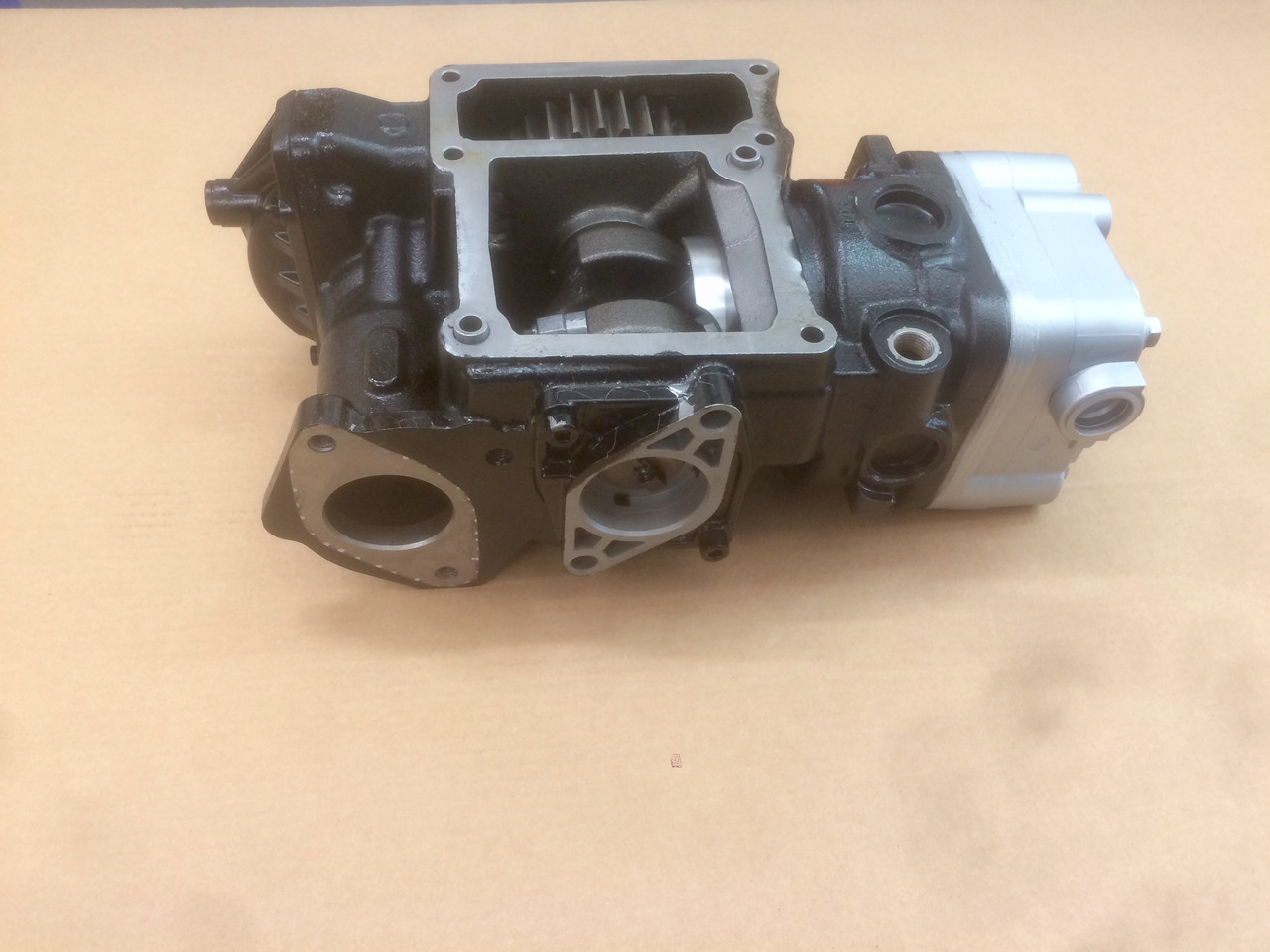 COMPRESSORE ARIA MONOCILINDRICO CON PRESA DI FORZA MAN / KNORR - Légkompresszor: 4 kép. COMPRESSORE ARIA MONOCILINDRICO CON PRESA DI FORZA MAN / KNORR - Légkompresszor: 4 kép.