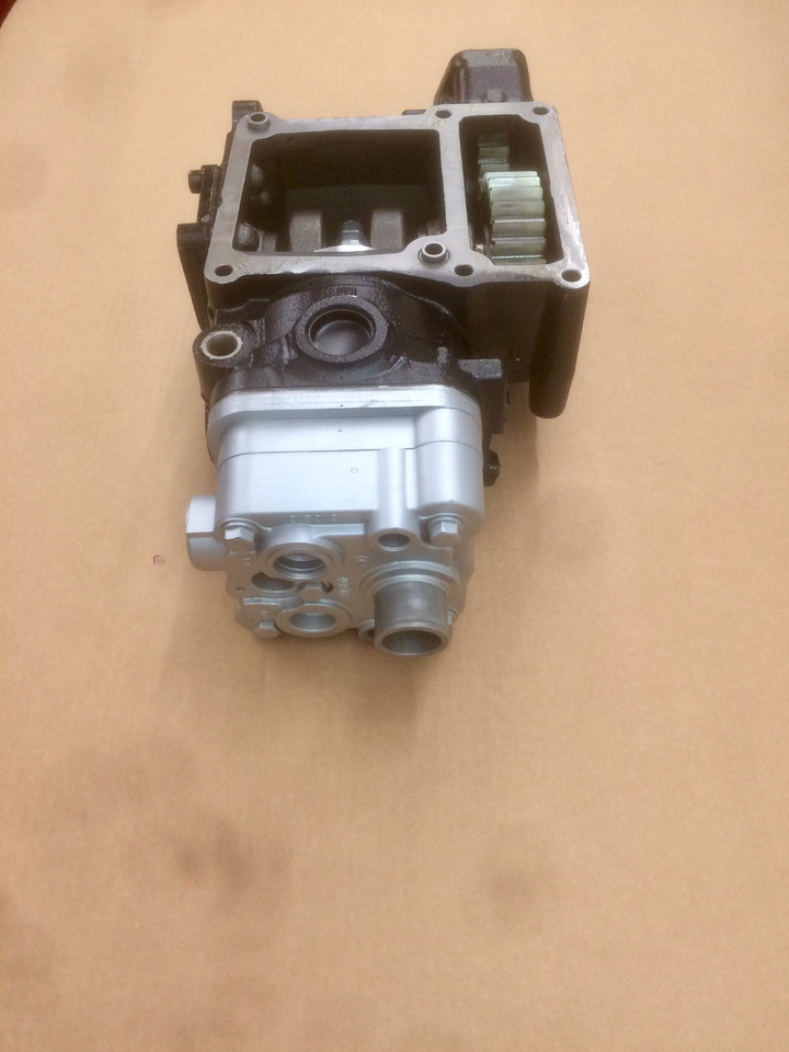 COMPRESSORE ARIA MONOCILINDRICO CON PRESA DI FORZA MAN / KNORR - Légkompresszor: 5 kép. COMPRESSORE ARIA MONOCILINDRICO CON PRESA DI FORZA MAN / KNORR - Légkompresszor: 5 kép.
