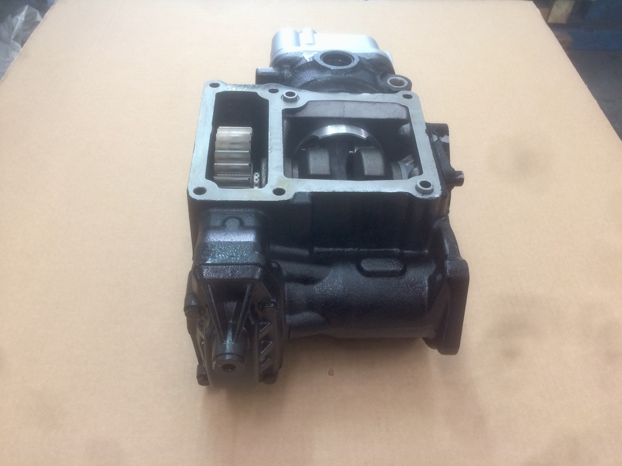 COMPRESSORE ARIA MONOCILINDRICO CON PRESA DI FORZA MAN / KNORR - Légkompresszor: 3 kép. COMPRESSORE ARIA MONOCILINDRICO CON PRESA DI FORZA MAN / KNORR - Légkompresszor: 3 kép.
