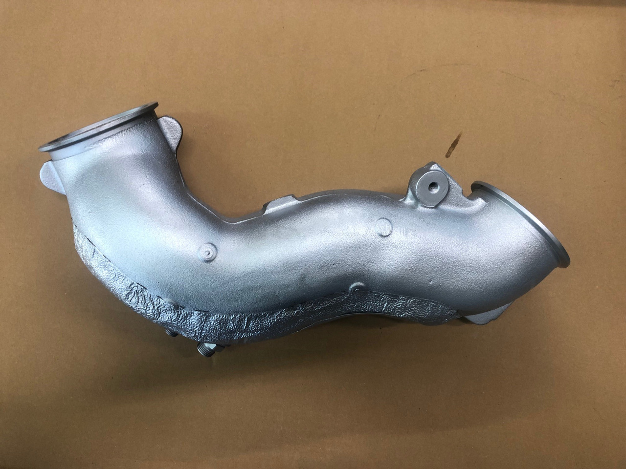 GOMITO SCARICO MAN 51152015301 - Kipufogócső - Teherautó: 3 kép. GOMITO SCARICO MAN 51152015301 - Kipufogócső - Teherautó: 3 kép.