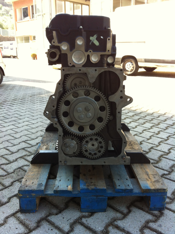 MOTORE MAN D2066LOH02 - Motor: 2 kép. MOTORE MAN D2066LOH02 - Motor: 2 kép.