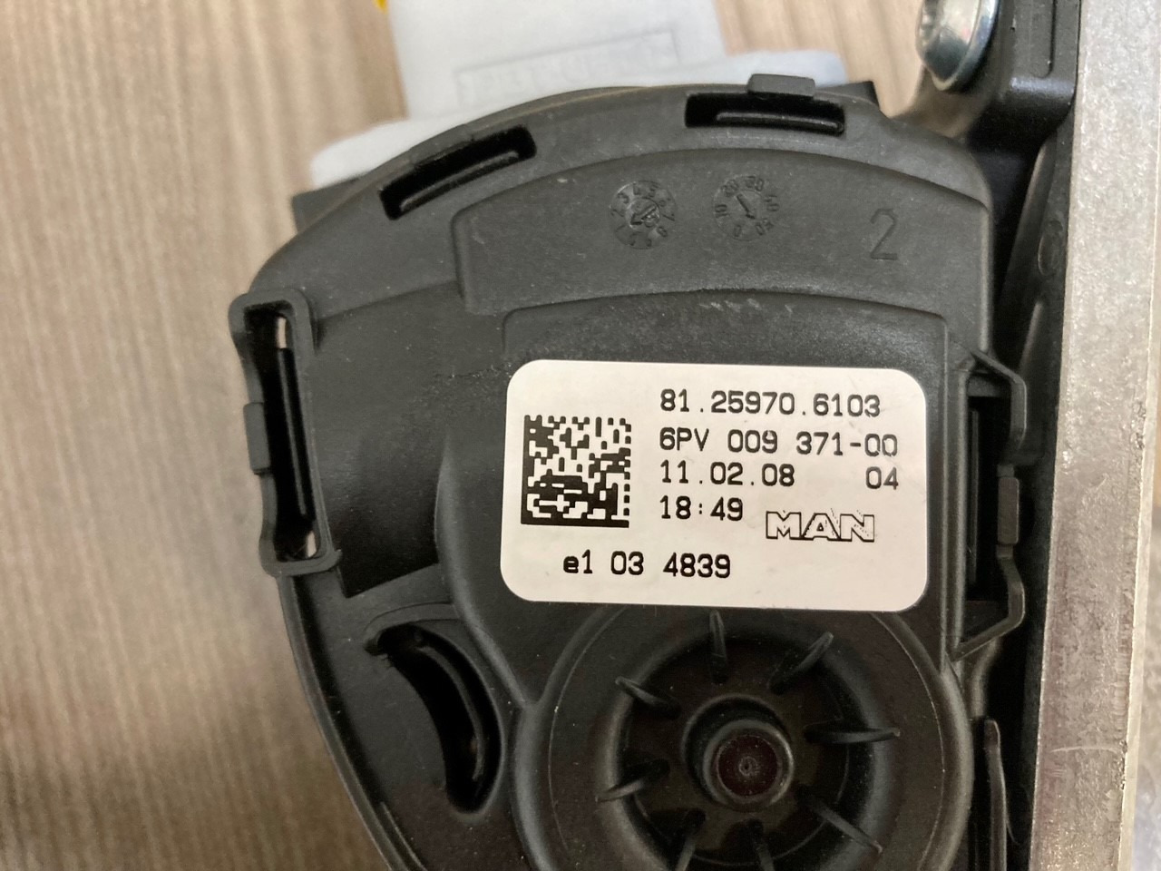 SENSORE POSIZIONE DEL PEDALE - MAN 81259706103 - HELLA 6PV 009 371-00 / 6PV 009 371-711 - Pedál - Teherautó: 4 kép. SENSORE POSIZIONE DEL PEDALE - MAN 81259706103 - HELLA 6PV 009 371-00 / 6PV 009 371-711 - Pedál - Teherautó: 4 kép.