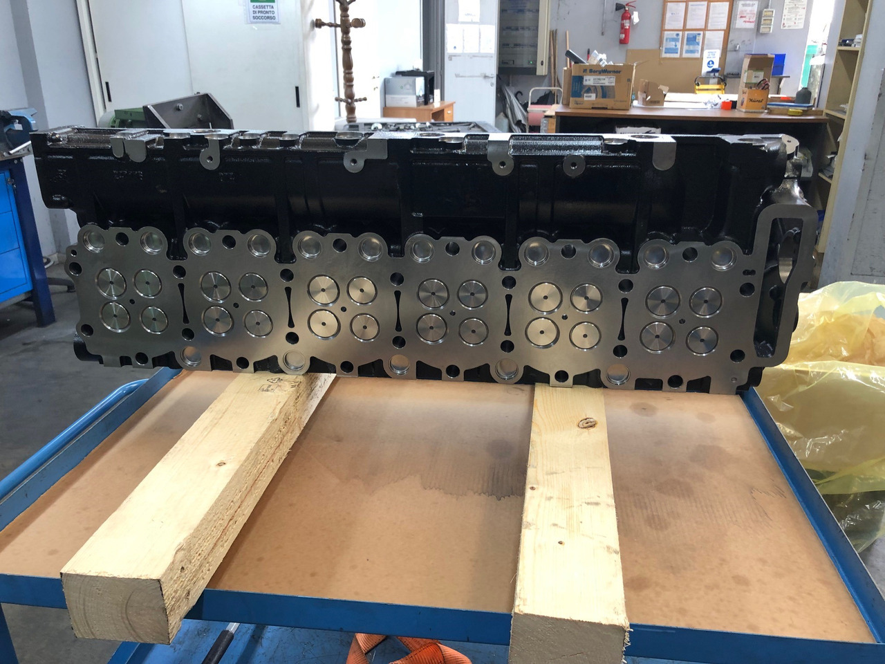TESTATA MOTORE MAN D2676 EURO6C - Motor fej: 4 kép. TESTATA MOTORE MAN D2676 EURO6C - Motor fej: 4 kép.