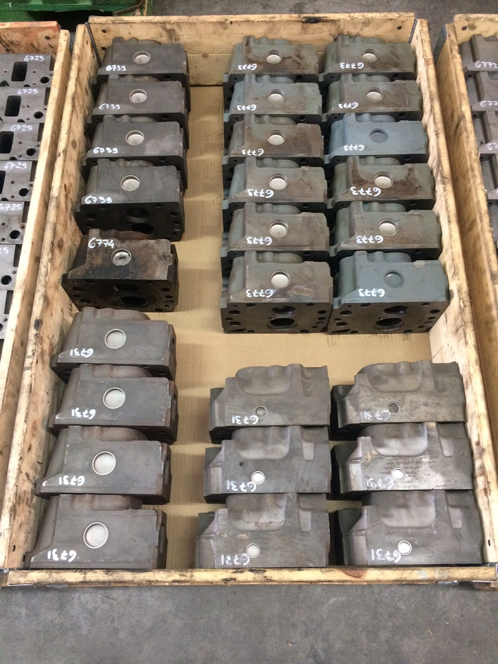 TESTATA MOTORE MAN D2865 / D2866 2V / D2876 2V / D2848 2V / D2840 2V / D2842 2V - Motor fej: 2 kép. TESTATA MOTORE MAN D2865 / D2866 2V / D2876 2V / D2848 2V / D2840 2V / D2842 2V - Motor fej: 2 kép.