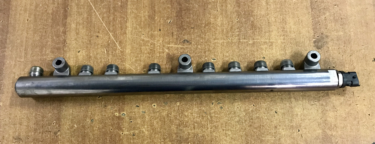 TUBO PRESSIONE RAIL PER MOTORI MAN D2066 - D2676 - Üzemanyagrendszer - Teherautó: 1 kép. TUBO PRESSIONE RAIL PER MOTORI MAN D2066 - D2676 - Üzemanyagrendszer - Teherautó: 1 kép.