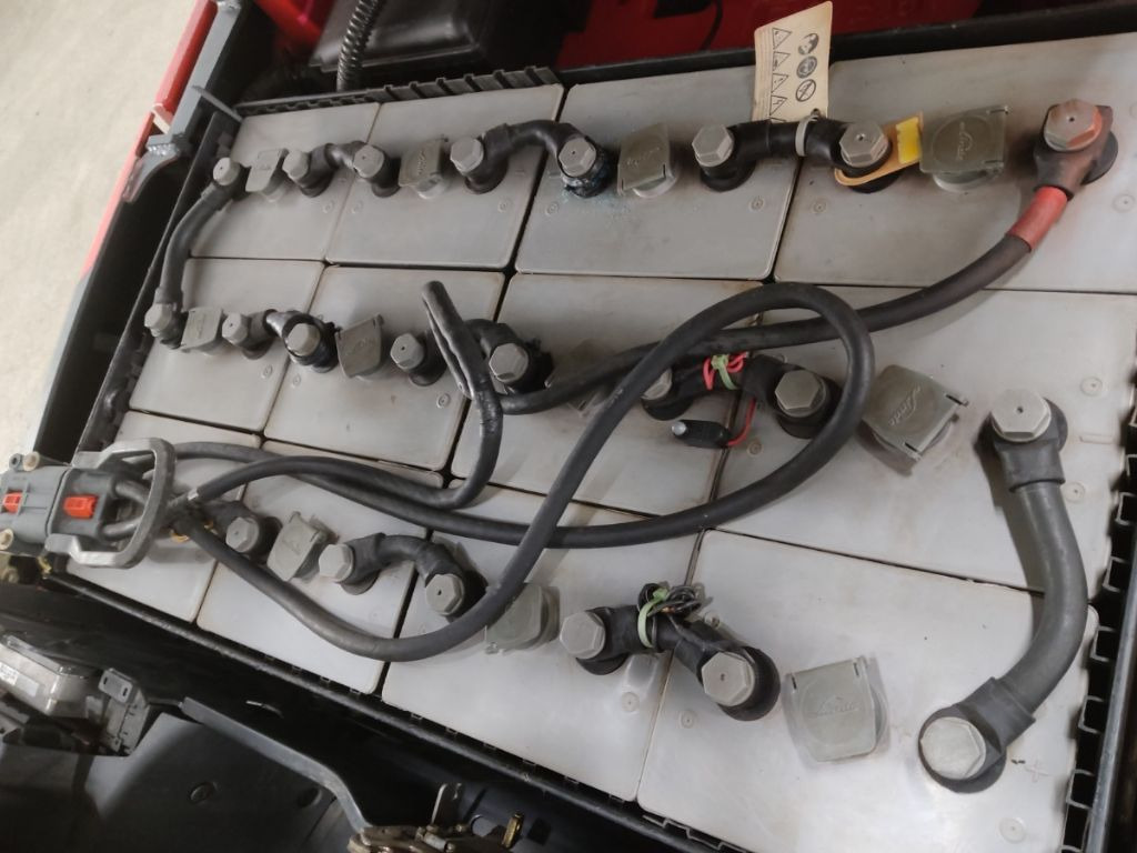 Linde E15 - Elektromos targonca: 4 kép. Linde E15 - Elektromos targonca: 4 kép.