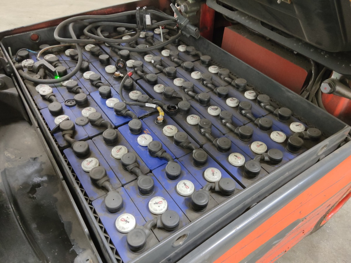 Linde E25-01 - Elektromos targonca: 4 kép. Linde E25-01 - Elektromos targonca: 4 kép.