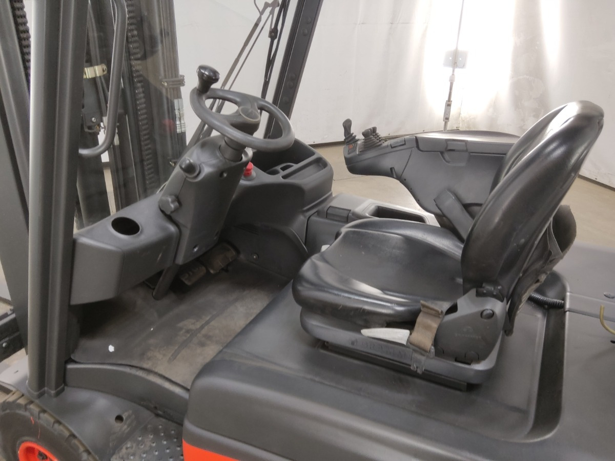 Linde E30L - Elektromos targonca: 3 kép. Linde E30L - Elektromos targonca: 3 kép.