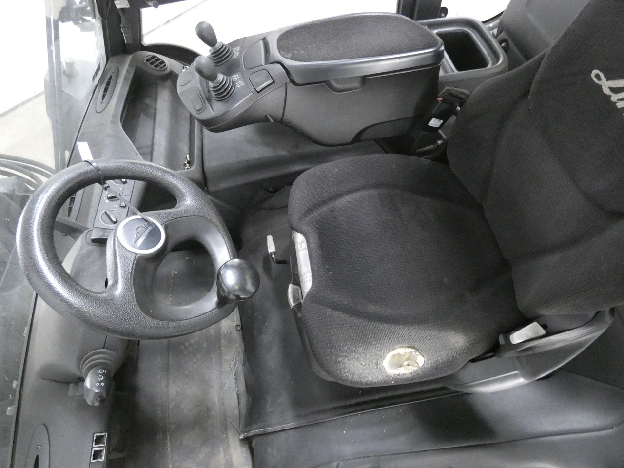 Linde E60-01 - Elektromos targonca: 3 kép. Linde E60-01 - Elektromos targonca: 3 kép.