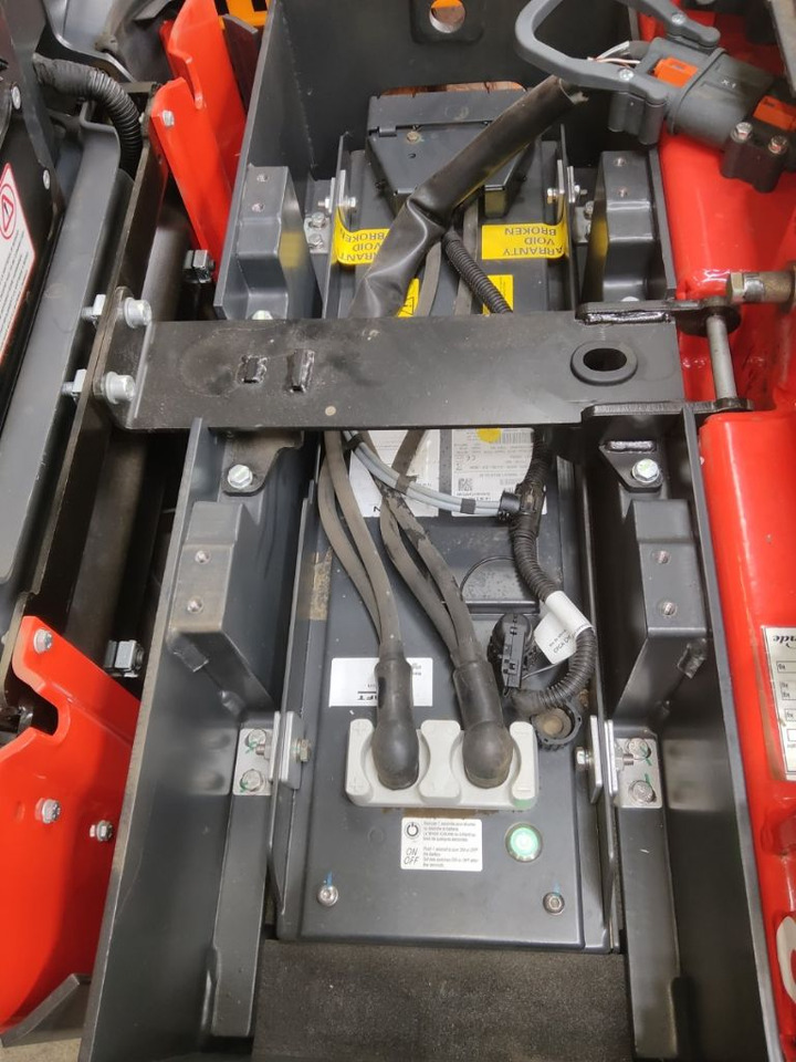 Linde N20CB/LIION - Komissiózó targoncá: 4 kép. Linde N20CB/LIION - Komissiózó targoncá: 4 kép.
