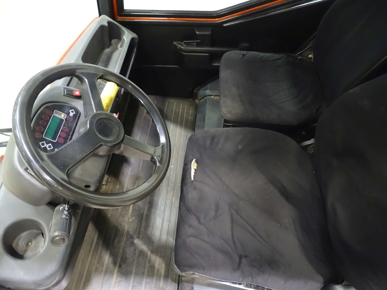 Linde P250 - Elektromos vontató: 3 kép. Linde P250 - Elektromos vontató: 3 kép.