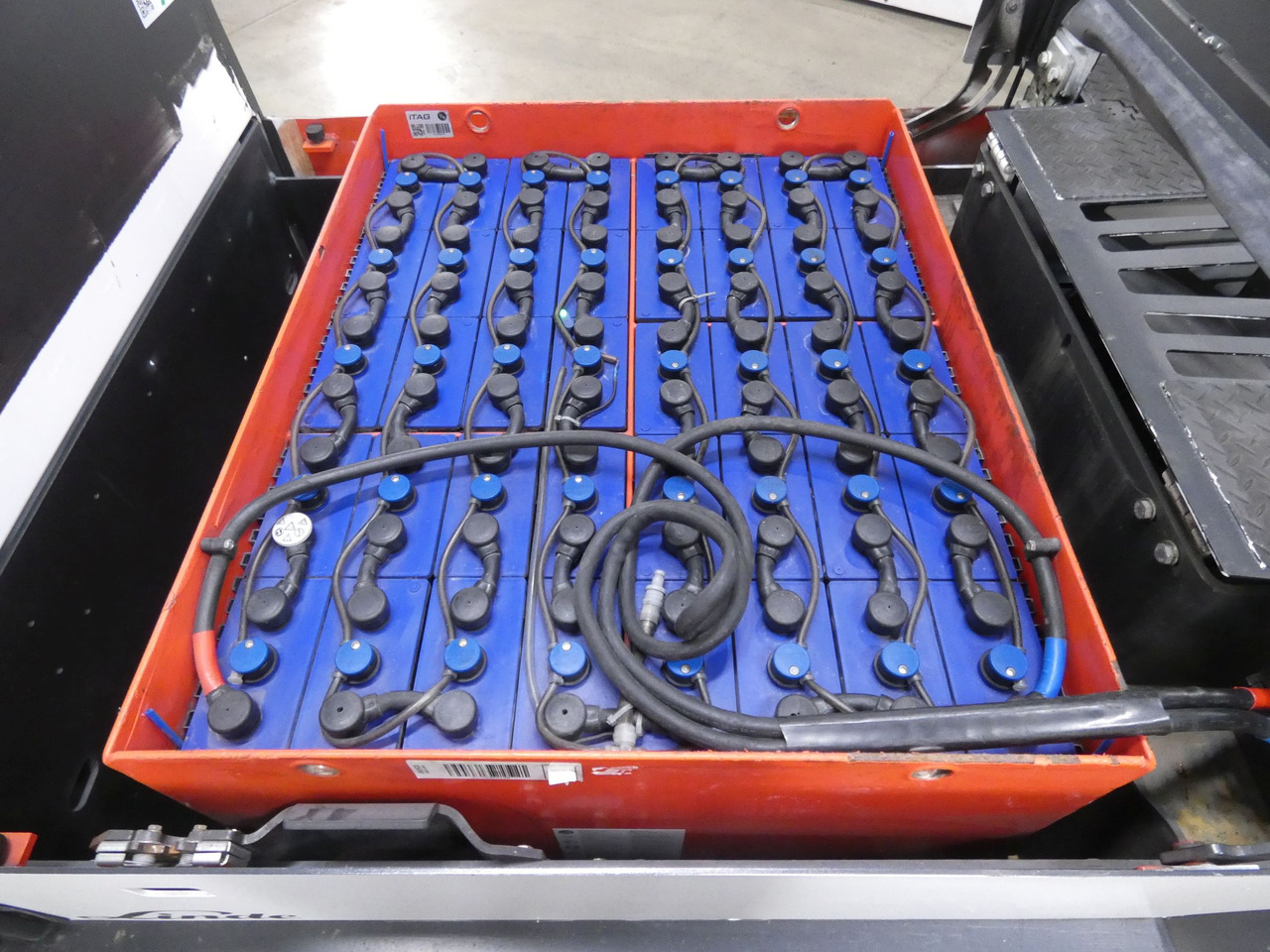 Linde P250 - Elektromos vontató: 4 kép. Linde P250 - Elektromos vontató: 4 kép.