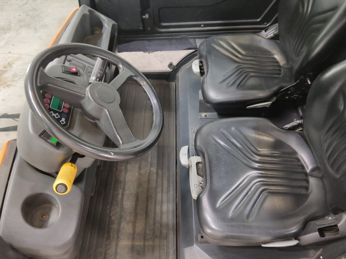 Linde P250 - Elektromos vontató: 3 kép. Linde P250 - Elektromos vontató: 3 kép.