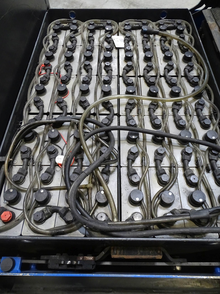 Linde P250 - Elektromos vontató: 4 kép. Linde P250 - Elektromos vontató: 4 kép.