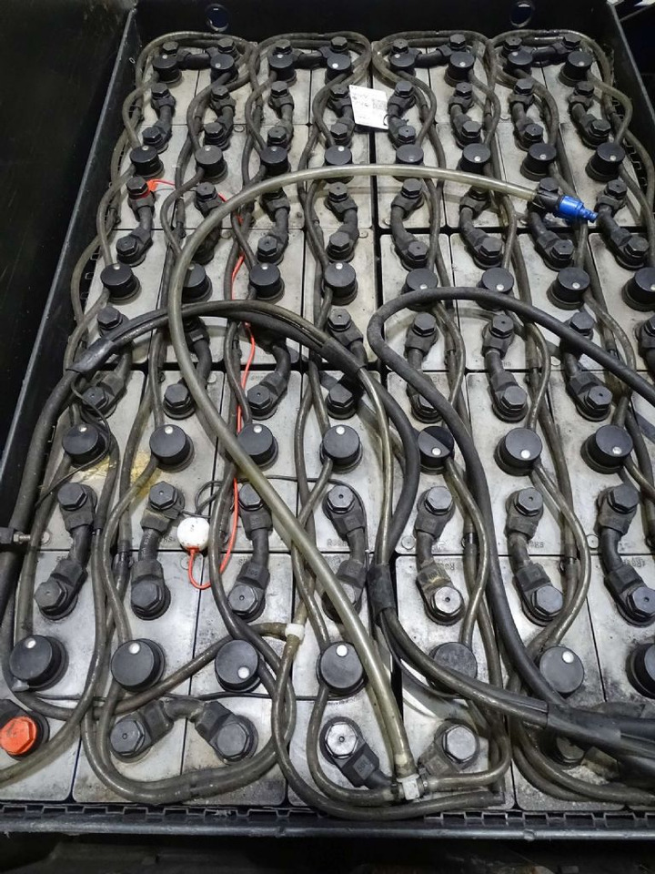Linde P250 - Elektromos vontató: 4 kép. Linde P250 - Elektromos vontató: 4 kép.