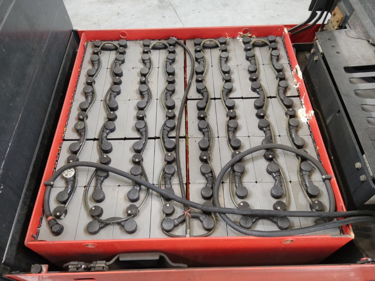 Linde P250 - Elektromos vontató: 4 kép. Linde P250 - Elektromos vontató: 4 kép.