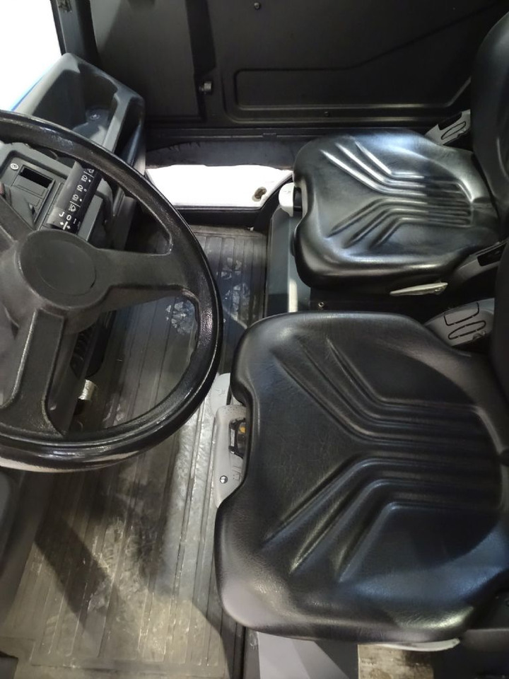 Linde P250 - Elektromos vontató: 3 kép. Linde P250 - Elektromos vontató: 3 kép.