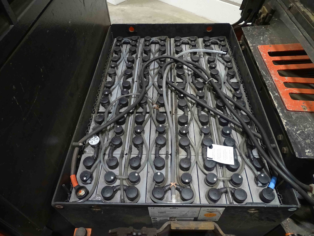 Linde P250 - Elektromos vontató: 4 kép. Linde P250 - Elektromos vontató: 4 kép.