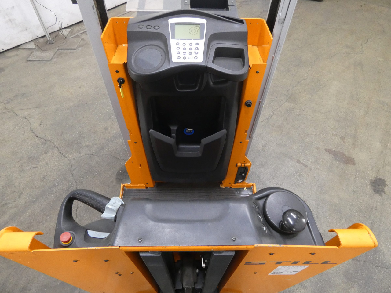 Still EK-X - Komissiózó targoncá: 3 kép. Still EK-X - Komissiózó targoncá: 3 kép.