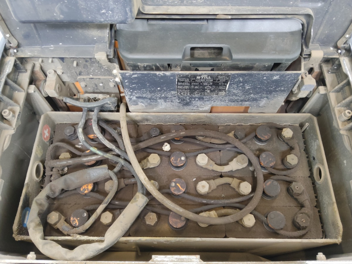 Still EXH-S25 - Kézi raklapemelő: 4 kép. Still EXH-S25 - Kézi raklapemelő: 4 kép.