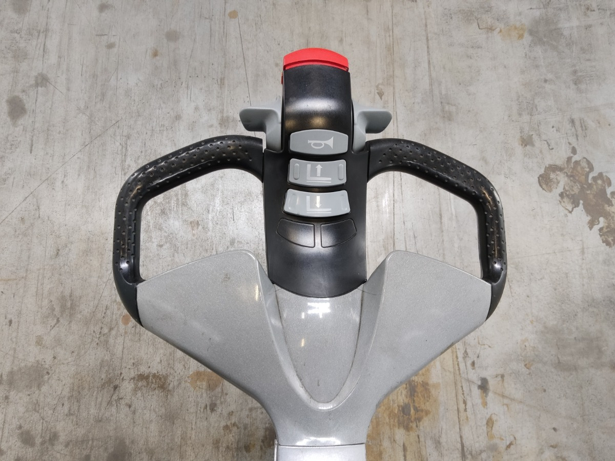 Still EXU18 - Kézi raklapemelő: 3 kép. Still EXU18 - Kézi raklapemelő: 3 kép.