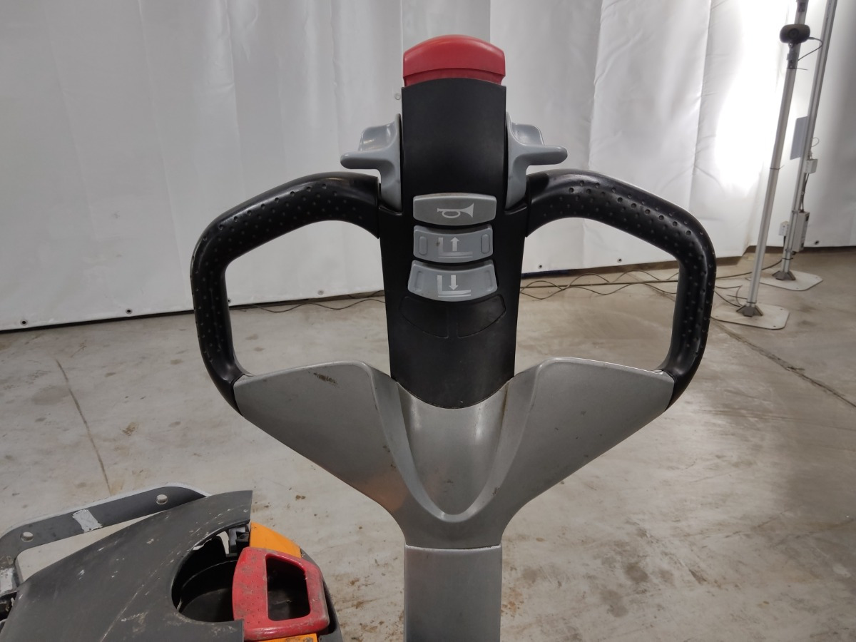 Still EXU20 - Kézi raklapemelő: 3 kép. Still EXU20 - Kézi raklapemelő: 3 kép.