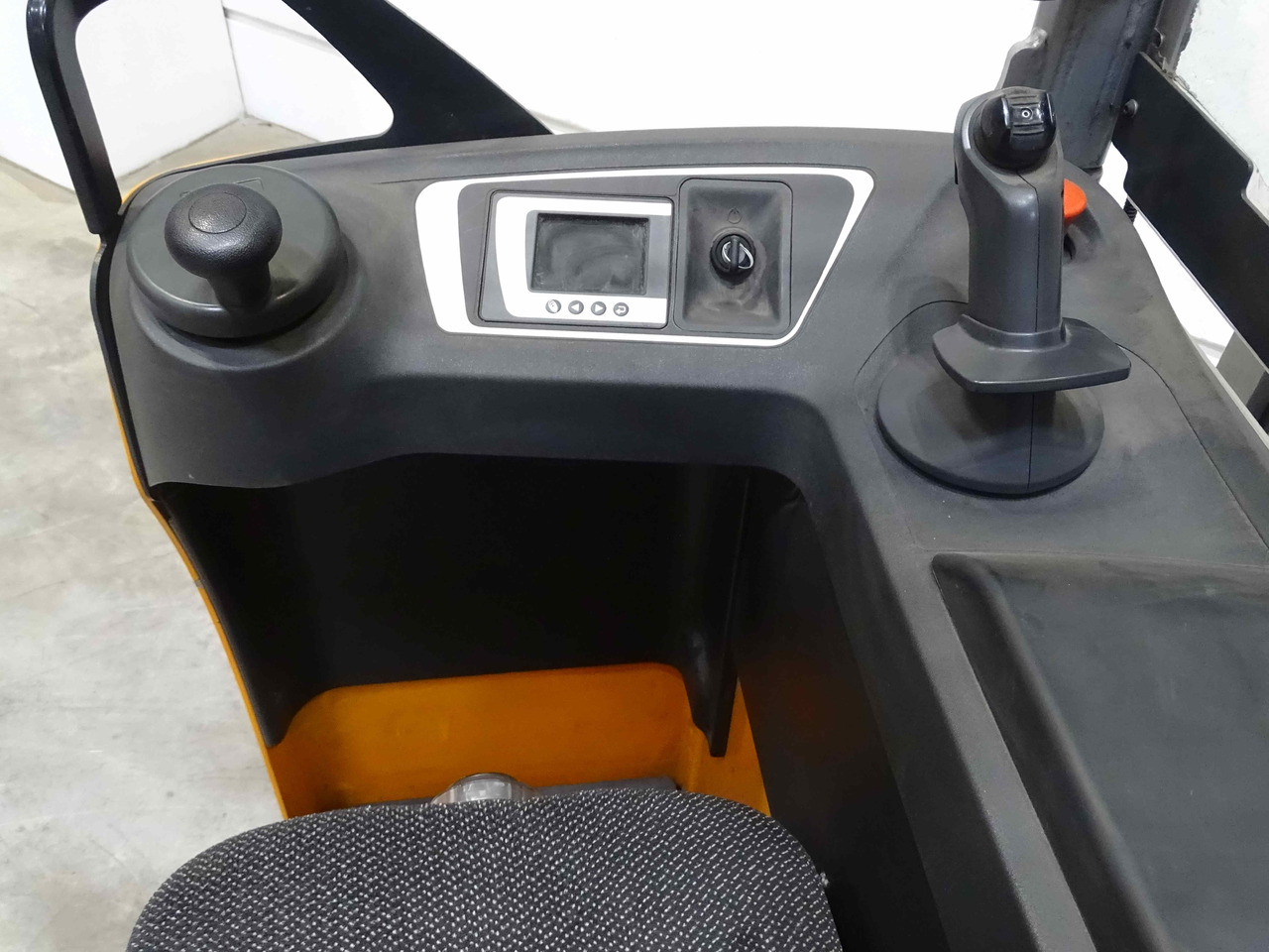 Still FXV14N - Emelőtargoncá: 3 kép. Still FXV14N - Emelőtargoncá: 3 kép.