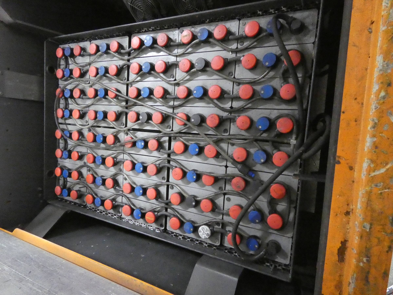 Still R08-20 - Elektromos vontató: 4 kép. Still R08-20 - Elektromos vontató: 4 kép.