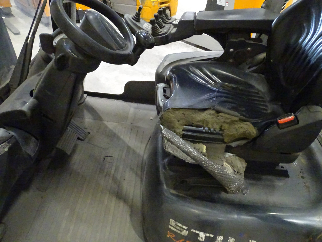 Still RX70-40 - Dízel targonca: 3 kép. Still RX70-40 - Dízel targonca: 3 kép.