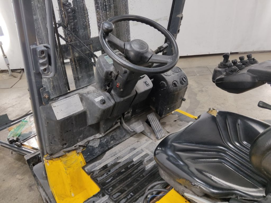 Toyota 7FBMF25 - Elektromos targonca: 3 kép. Toyota 7FBMF25 - Elektromos targonca: 3 kép.