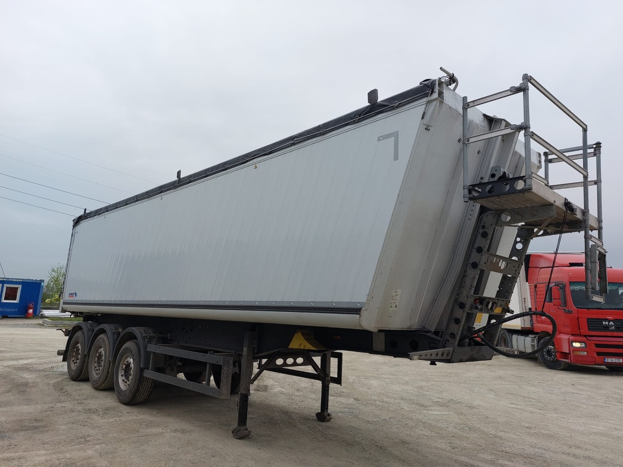 Schmitz Cargobull SCB*S3B - Félpótkocsi billenőplatós: 3 kép. Schmitz Cargobull SCB*S3B - Félpótkocsi billenőplatós: 3 kép.