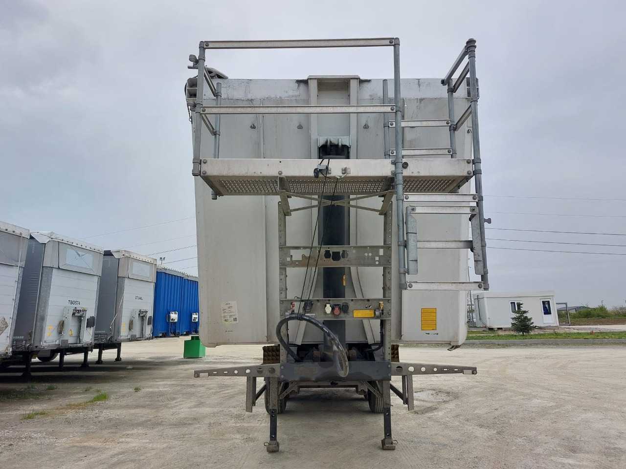Schmitz Cargobull SCB*S3B - Félpótkocsi billenőplatós: 2 kép. Schmitz Cargobull SCB*S3B - Félpótkocsi billenőplatós: 2 kép.