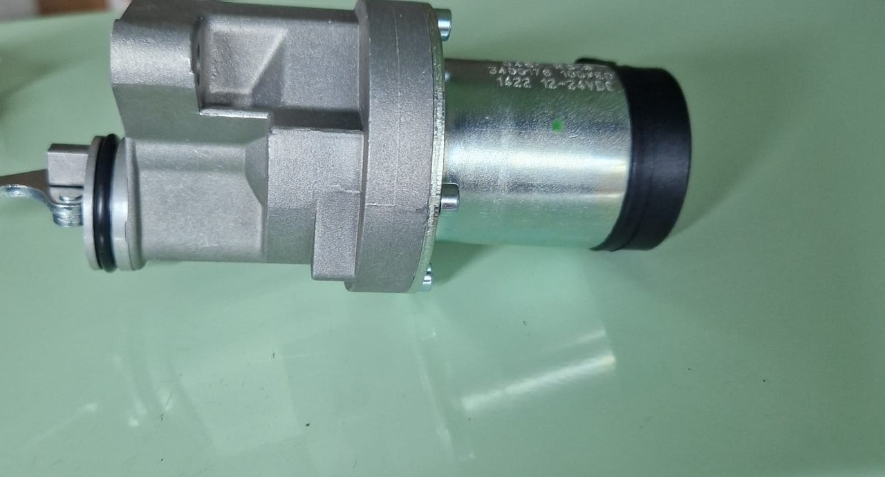 DEUTZ Bobina de oprire 12 V Deutz 4513018 - Alkatrész - Építőipari gépek: 3 kép. DEUTZ Bobina de oprire 12 V Deutz 4513018 - Alkatrész - Építőipari gépek: 3 kép.