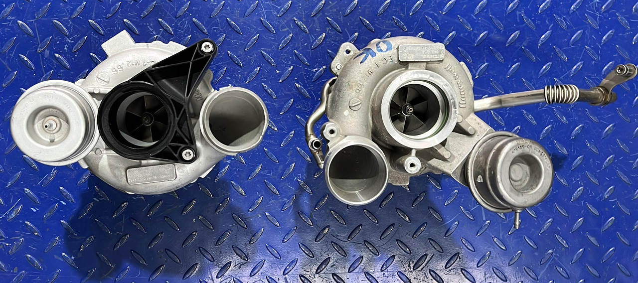 BMW Turbocharger S63N/R 4.4L V8 7849045+7849044 (SET) - Turbó: 2 kép. BMW Turbocharger S63N/R 4.4L V8 7849045+7849044 (SET) - Turbó: 2 kép.