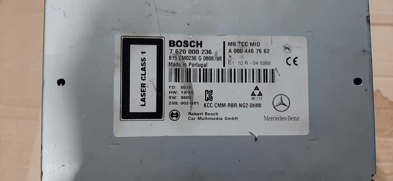 BOSCH / REXROTH Mercedes Actros MP4 CD Player A0004467662 - Fülke és belső tér - Teherautó: 3 kép. BOSCH / REXROTH Mercedes Actros MP4 CD Player A0004467662 - Fülke és belső tér - Teherautó: 3 kép.