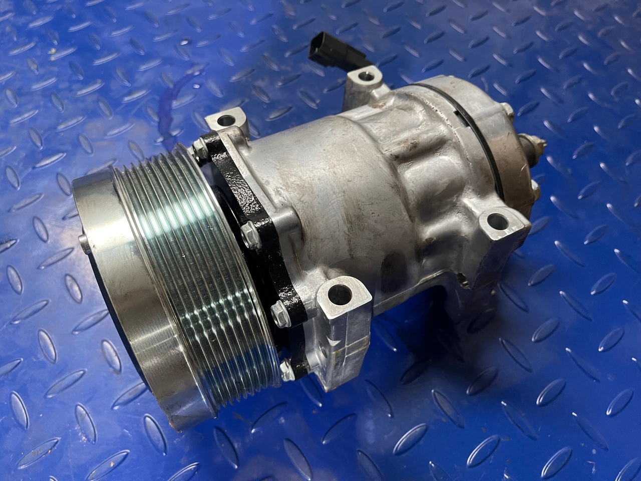 CATERPILLAR AC Clima compressor 320-1291 - Klímakompresszor - Építőipari gépek: 1 kép. CATERPILLAR AC Clima compressor 320-1291 - Klímakompresszor - Építőipari gépek: 1 kép.