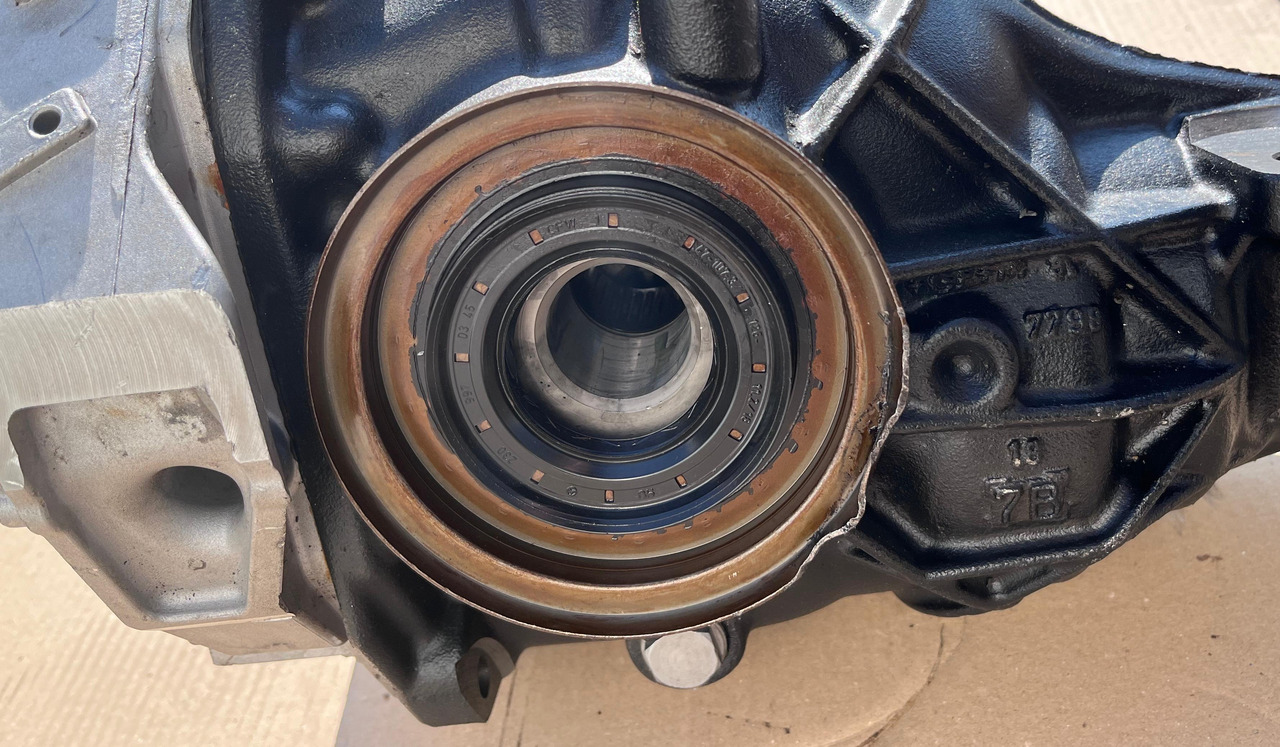 MERCEDES-BENZ C-Class Rear Differential W205 A2053500124 - Differenciálmű: 2 kép. MERCEDES-BENZ C-Class Rear Differential W205 A2053500124 - Differenciálmű: 2 kép.